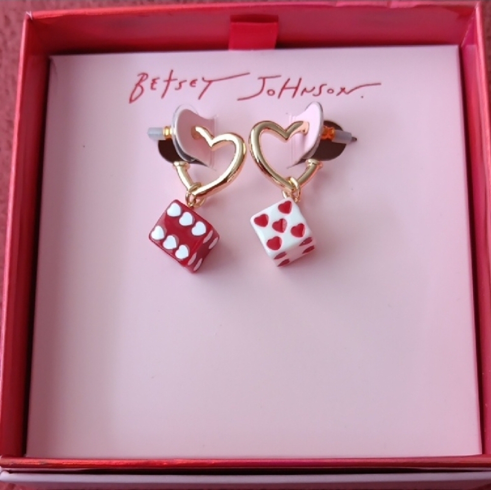 💖🔹️Betsey Johnson🔹️ Gold Tone Heart Huggie Dice drop Earrings - Picture 1 of 6